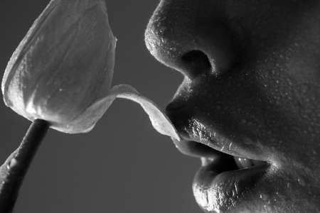 O sabor ácido
De sua essência
Explodiu
Minhas papilas
Altamente sensíveis. 

E eu tornei-me 
Sucetivel
Maleável 
Como se me queimasse 
Marcasse 
Com sua seiva. 

Penetrando 
Não só meus lábios, 
Mas enfim, 
Indelevelmente 
A minha alma. 

Me tornou 
De propósito 
Sedenta pela a dele
Almejando 
Marcá-lo 
Como meu. 

Meu eu entorno
Do seu, 
Seu corpo, 
Sua carne, 
Sangue e saliva, 
Suor e prazer.

Me molha
Do tesão
Mais descarado
Intenso, 
Em seu
Regozijar. 

Eliz Leão
🅢🅔🅧🅧🅧🅣🅞🅤