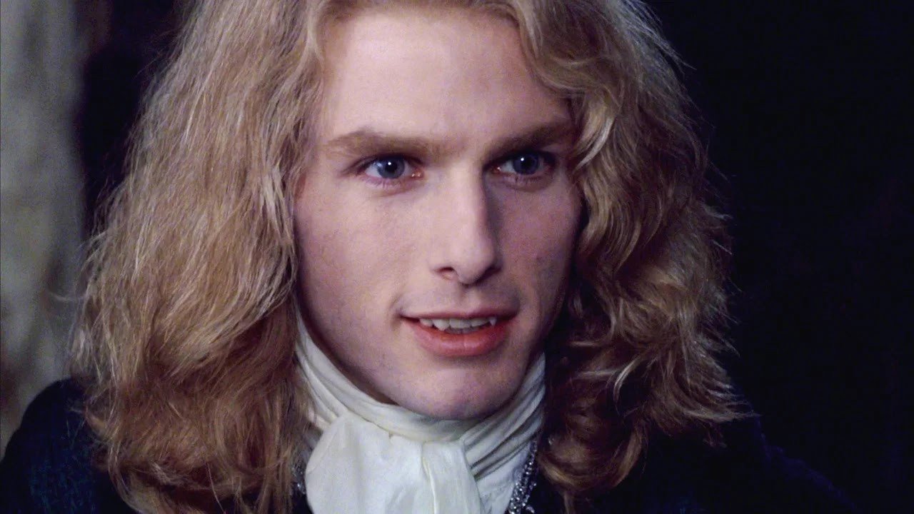 Lestat De Lioncourt (Personagem) #desafiodeescrita

Uma busca incessante por algo,
algo que o fizesse se sentir vivo.
A transformação indesejada,
a vida eterna, o convívio com o novo ser.

A busca por prazer, por sentido,
a eternidade nunca foi o bastante para saciar a alma,
assim como nunca foi o bastante para mim.
Fantasiando sobre as possibilidades,
a possibilidade de algo como você ser real.

Um clamor, um pedido:
torne-me como tu és.
O que isso custaria?

Possibilidades e fantasias sempre alimentaram minha mente,
e isso sempre me animou.

O abraço gelado, a perfuração no pescoço,
o sangue esvaindo,
a vida se transformando em morte.
A nova vida.

Está na hora de se transformar:
morto-vivo.

Esqueçam o sexo, foquem nos sentimentos.
O verdadeiro vampiro,
aquele que caça e busca conexão.
Morto, mas vivo; muito mais vivo do que suas presas.

Pálido, eterno, sedento,
tão surreal quanto sua forma,
que se esvai com o nascer do sol.

Não há esperança para um sonhador,
que se apega às próprias paranoias
e que se alimenta delas.
Vivendo em uma fantasia,
sonhando com algo maior,
mas inspirado a continuar seguindo.

#desafiodeescrita @literunico