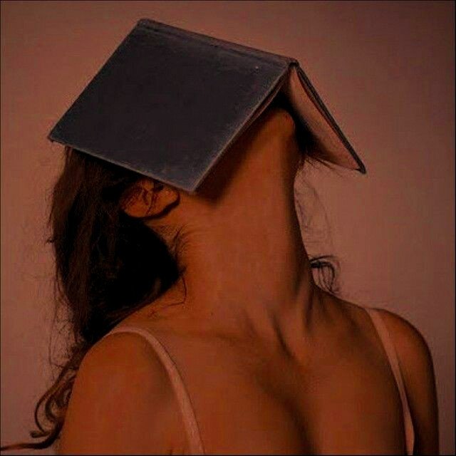 Leitura

Me leia
mas não me traduza
Me abre e me usa
que hoje eu te ensino
interpretação de sexo.

#sexxxtou 🧑🏽‍🏫