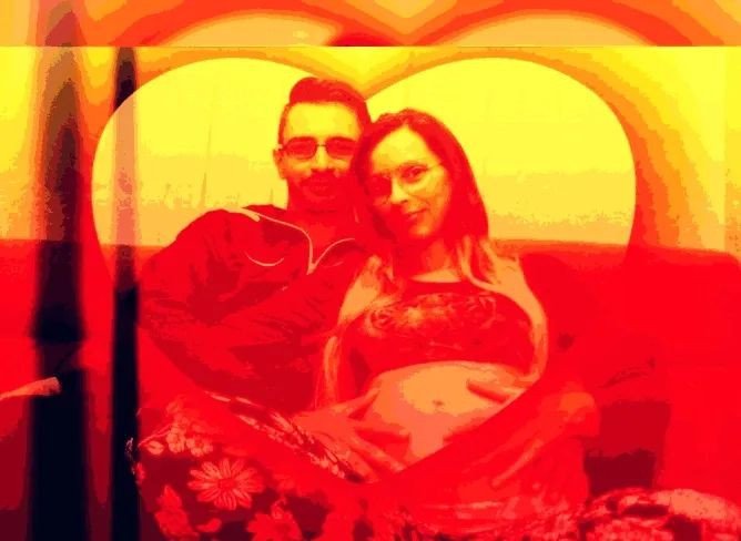 Namorados

Foi numa noite fria
De um dia dos namorados
Que selamos nossa primeira aliança
Sentamos numa praça
Como dois adolescentes
Inocentes, confidentes.

E já podemos dizer hoje
Já faz alguns anos.
As noites dos namorados
Dali em diante foram mais quentes
Aos poucos cada uma foi se tornando
Cada vez mais frequente
Até que todos os dias se tornaram
Nosso dia dos namorados

Não fizemos datas pra presentes
Os que vem embrulhados em papel
Trazidos em sacolas
Esses já nos damos 
Sem precisar de textos ou pretextos
As datas marcamos com a acumulação
De novas lembranças
de novos contextos

E esse dia dos namorados
Não é mais só nosso
Agora também é da nossa criança
Verdadeiro presente
Que nos marca a vida
Com outra esperança
Com um amor que é pra sempre

Que cada dia nosso dos namorados
Continue repleto
De presentes que continuamos nos dando
Nas ações, a cada bom dia,
No simples beijo de boa noite,
Nos gestos, carinhos e beijos
Em cada novo eu te amo
E no nosso eterno desejo

Da paixão do nosso do momento do agora
Ao amor do nosso eterno momento.

Eder B. Jr.

12/06/2016