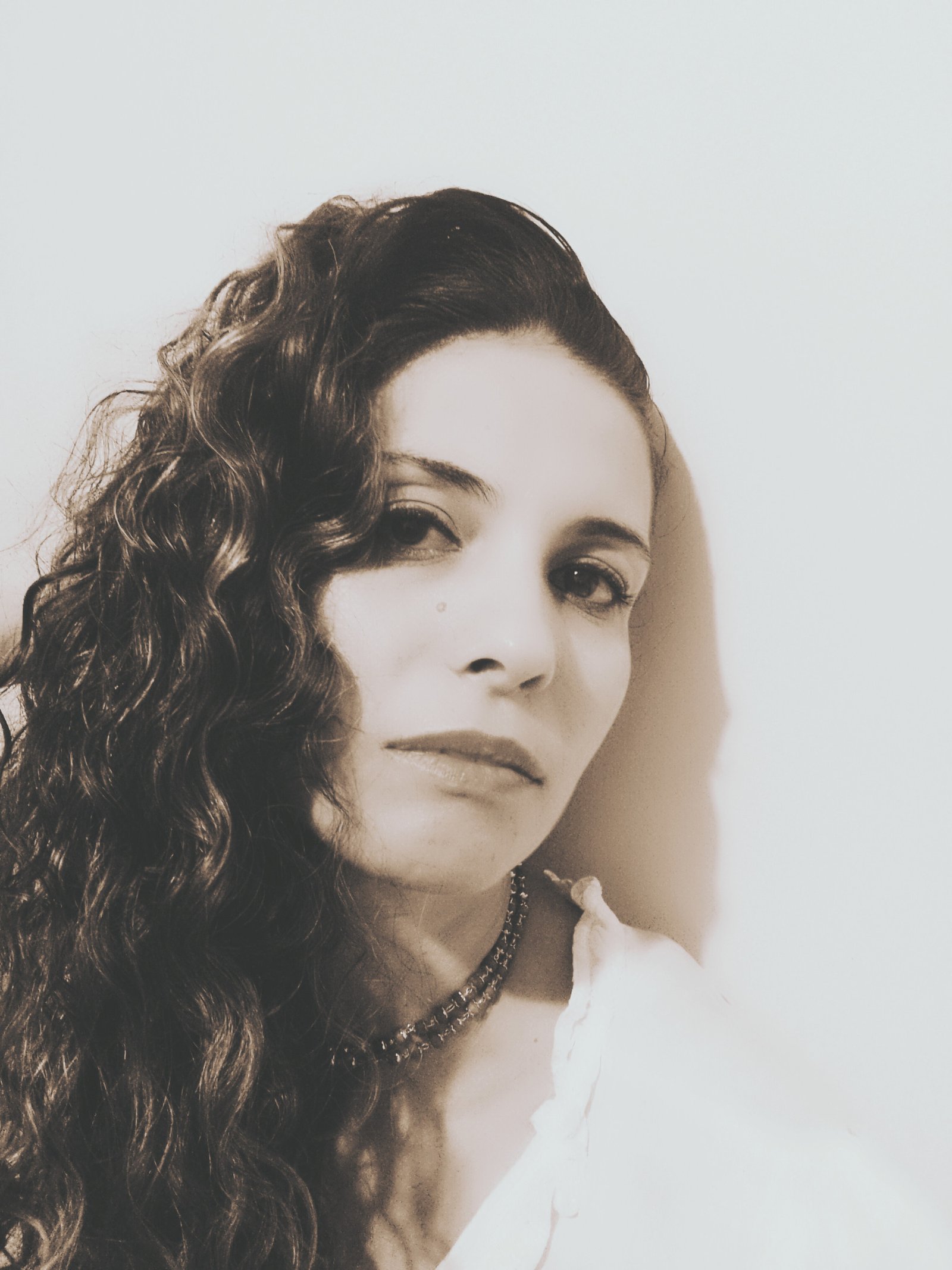 Apresentação:
Me chamo Paula Fernanda, tenho 34 anos.
Sou mãe solo de 3 meninas.
Sou poeta desde pequena, criava contos e poesias, mas circunstâncias da vida e relacionamentos tóxicos me afastaram da minha verdadeira essência. Após o divórcio tive a oportunidade de conhecer uma pessoa querida que abriu meus olhos e fez com que eu voltasse a me enxergar. Voltei a escrita há um ano e desde então não parei. 
Escrever pra mim é mais que terapia, é minha forma de respirar e existir no universo.
Se você gostar do meu conteúdo, por favor, considere apoiar. Fico feliz e grata com cada comentário.
Aqui compartilharei pedaços do meu mundo. Os mais íntimos e profundos sentimentos de mulher que sou. Muito obrigada por estar aqui, por favor acompanhe meu trabalho.