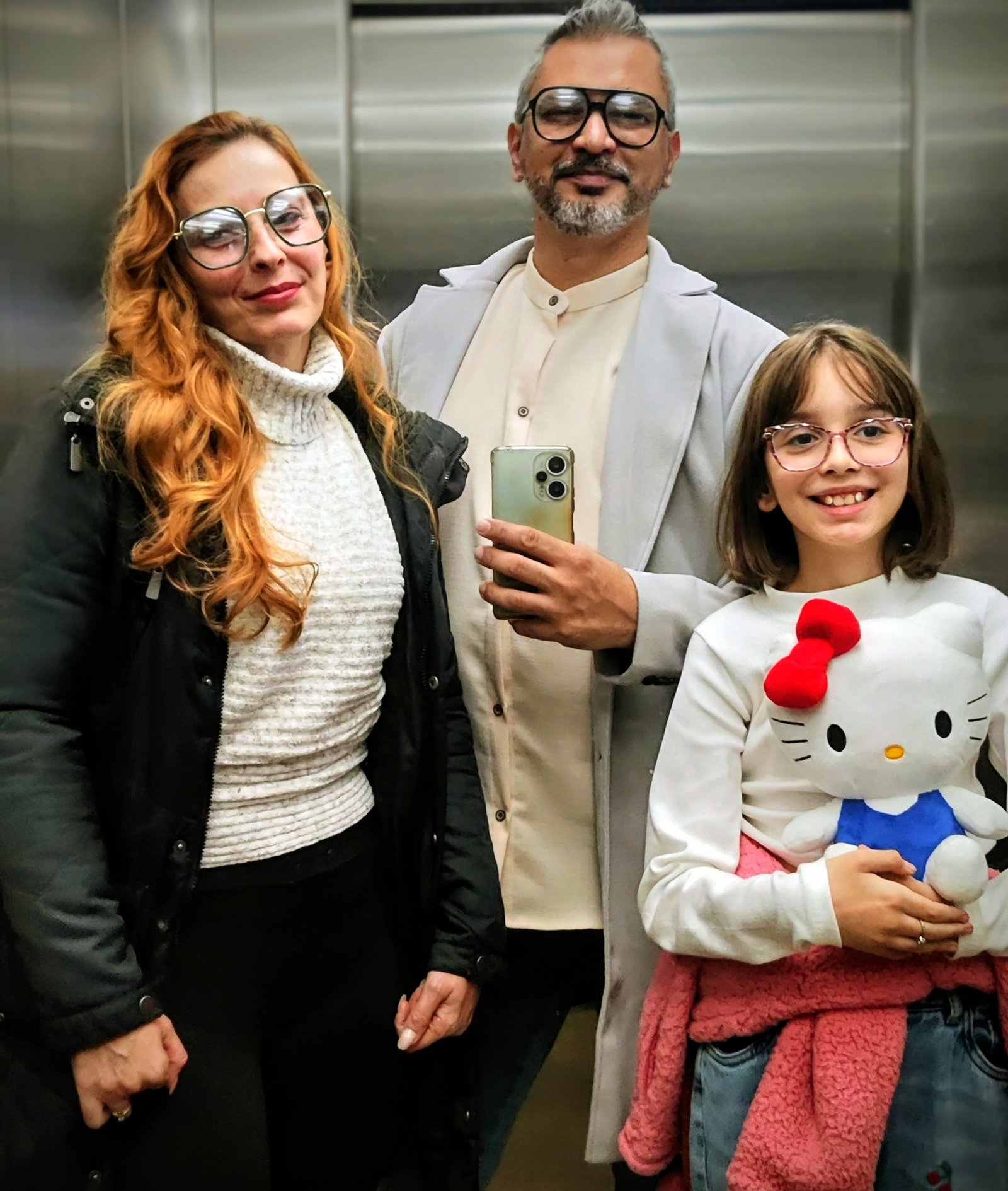Ele sabe. 
Sabe o dia que ela nasceu
Sabe as coisas que ela ama.
Sabe tudo que ela odeia.
Tudo que a faz chorar e sorrir.
Ele sabe os horários dos médicos, o tamanho das roupas e sapatos.
Ele sabe as vacinas que ela precisa tomar.
Sabe as dores e sabe sanar.
Ele sabe quem são os melhores amigos, o nome da professora, pois participa de cada etapa da vida dela. 
Ele a segurou no choro ao tomar vacinas, trocou, deu banho. Cantou pra ela dormir. 
Leu pra ela desde a barriga. 
Ele sabe seus sonhos e os apoia e incentiva.
Ele já inventou mundos com ela.
Ele deseja um mundo muito melhor, pra ela.
Ele sabe ser pai.
Ele ama ser o pai da nossa menina. Ele é pai dos enteados, até.
Ele sabe o que significa ser.
Amamos você, vida.
Feliz dia. 
Você é a pessoa mais importante da nossa vida e conquista esse lugar todos os dias. 

Eliz Leão